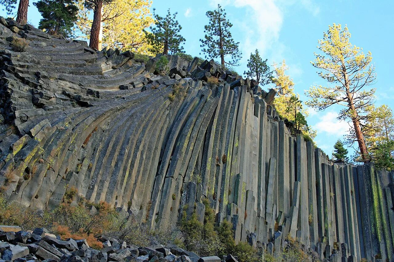 Скалы "базальтовые столбы" Армения. Devils Postpile National Monument. Столбчатый базальт. Базальтовые скалы Калифорния. Байгунские трубы