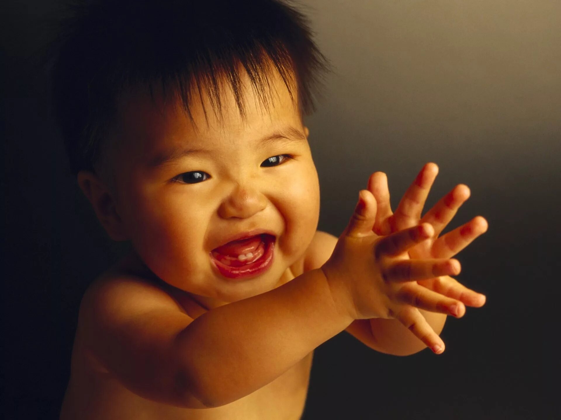 Уникальный ребенок. Ребенок. Малыш хлопает в ладоши. Ребёнок китаец улыбается. Ребенок радостный хлопает.