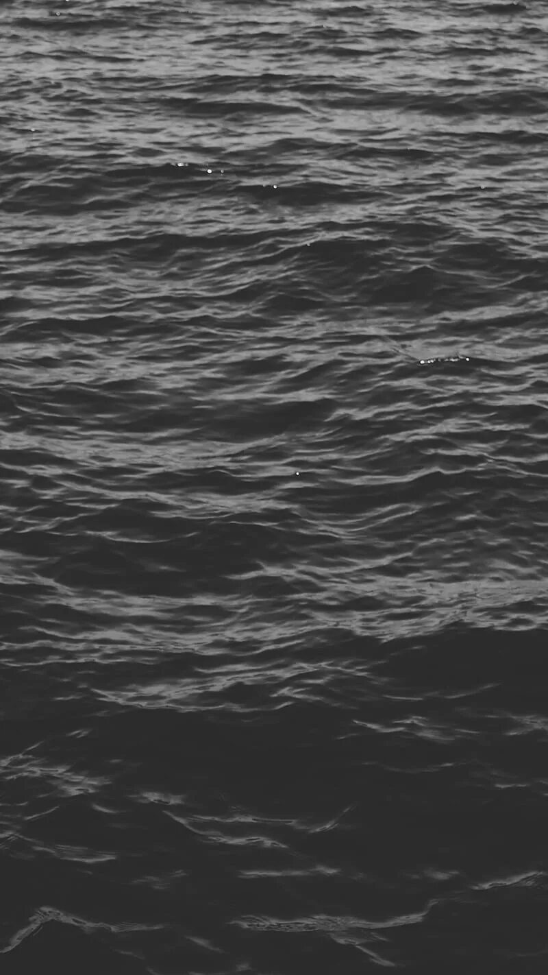 Фото черной воды. Черная вода. Темные воды. Темное море. Черное море вода.