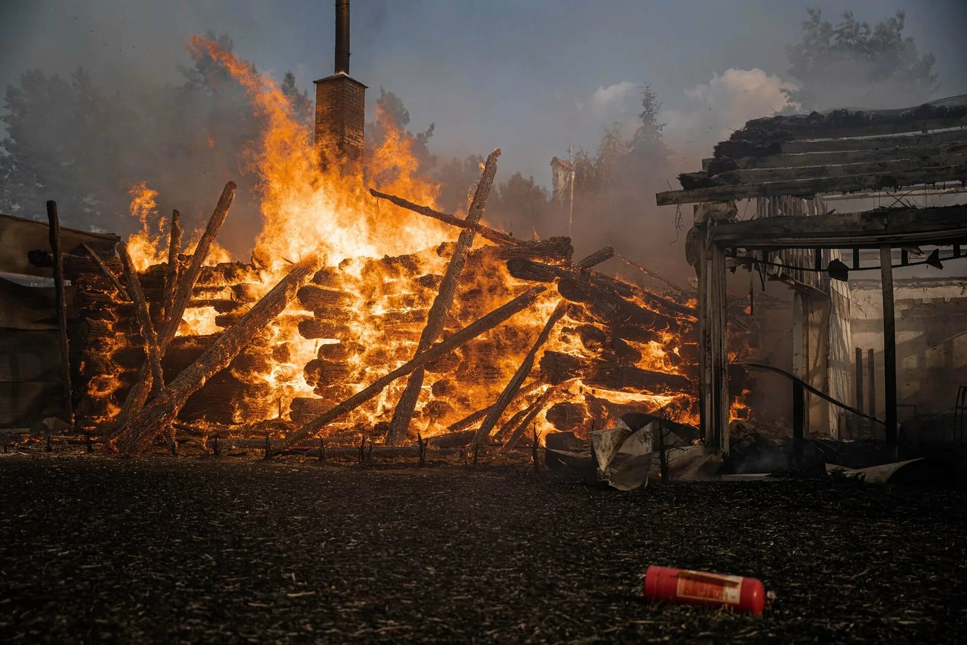 Горящее здание. Пожар арт. Огромный пожар. Фотографии пожара. Сгорел комплекс