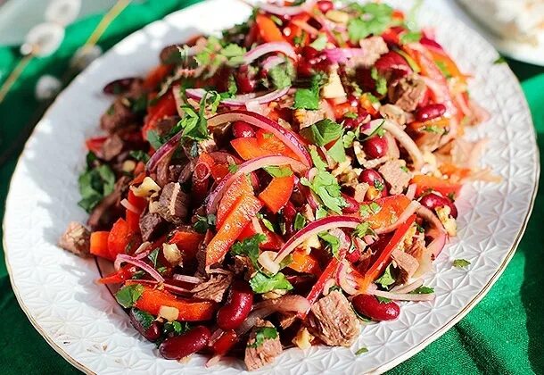 Салат мясной с соевым соусом. Салат с говядиной и болгарским перцем. Салат татарский с говядиной. Татарский салат. Салат с говядиной и маринованным луком.