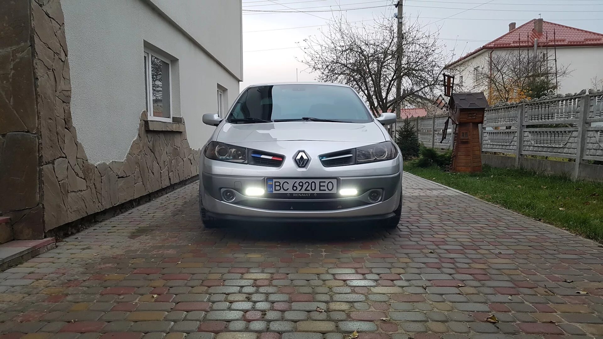 Дхо рено меган. Ходовые огни на Renault Megane 2. ДХО Рено Меган 2. Ходовые огни Рено Меган 2. Дневные ходовые огни Меган 2.