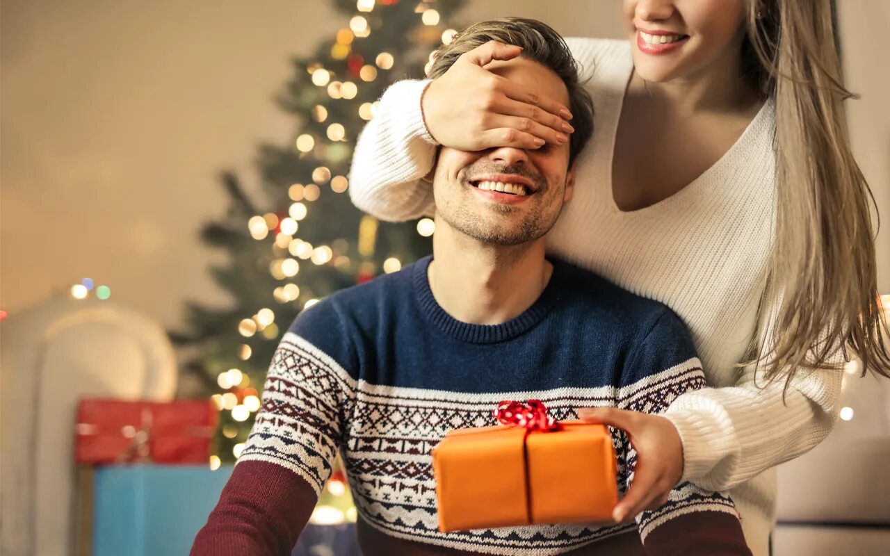 Как называют человека который дарит подарок. Девушка дарит подарок. отличный подарок на новый год. мужчина дарит подарок. девушка дарит подарок мужчине.