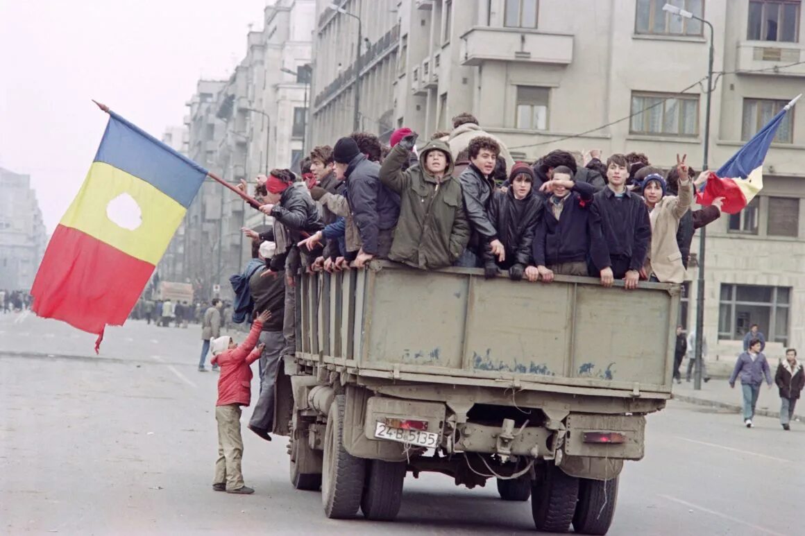 Румыния 1989 революция секуритате. Свержение чаушеску в румынии 1989. Антикоммунистической румынской революции. Революция в румынии бухарест 1989. Румынская революция 1989.