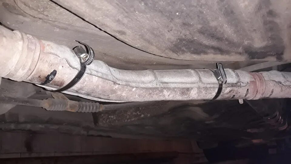 Термоэкран глушителя. Хомут глушителя лачетти 1.6. термоэкран глушителя лачетти. тепловой экран на шевроле лачетти. тепловая защита глушителя шевроле лачетти.