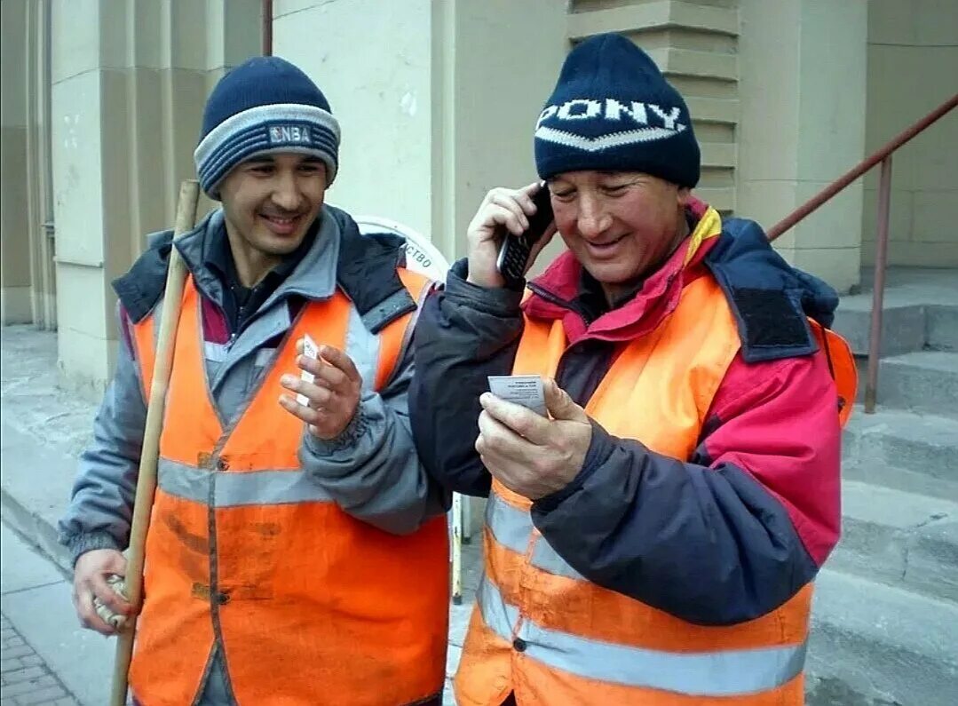 2 мигранта