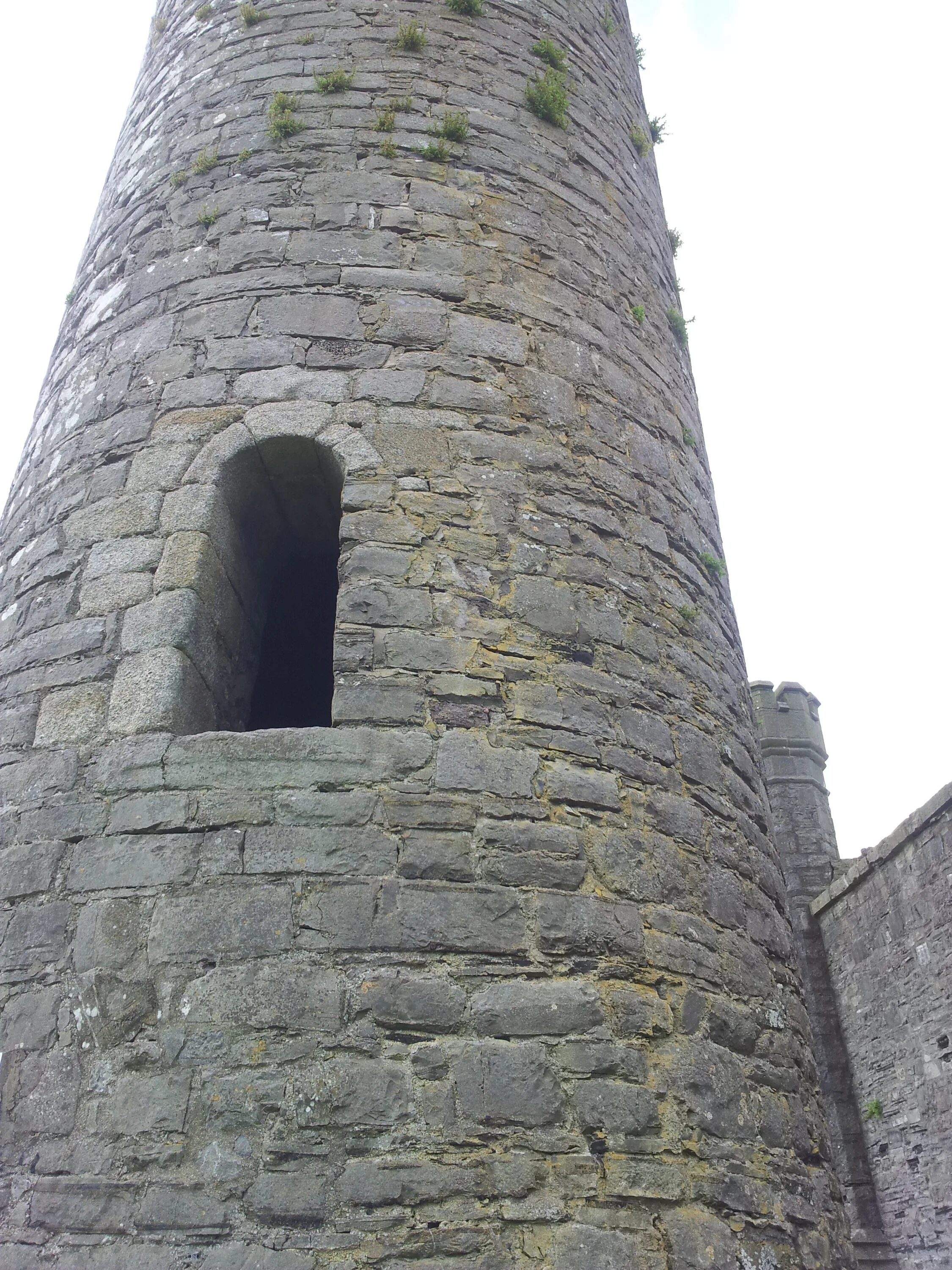 Round tower. Ицаринская башня. Круглые башни Ирландии. Забор круглой башни. Отель из четырех круглых башен в Грузии.