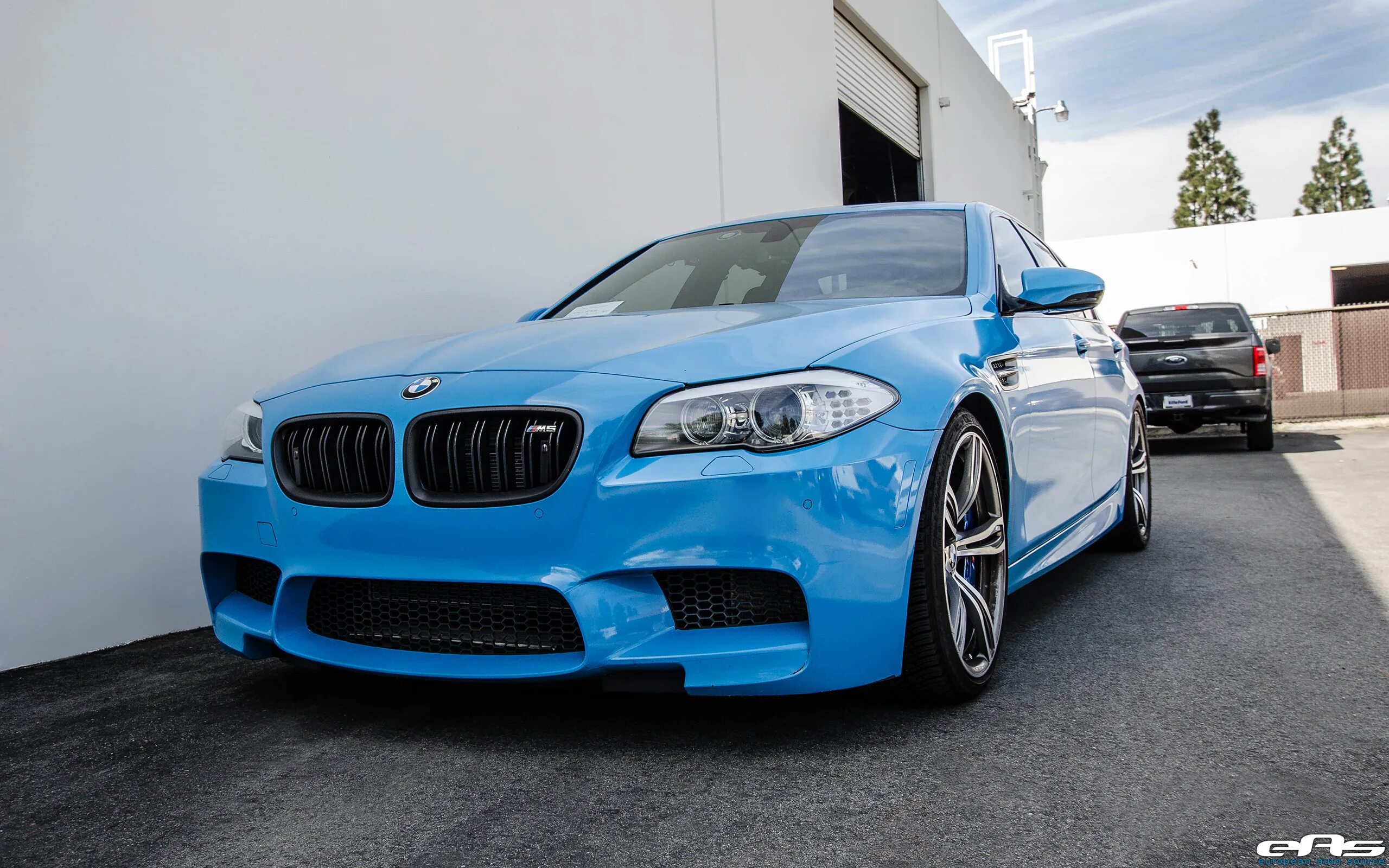 A10 blue. Bmw m5 f10 blue. bmw m5 бирюзовая. bmw m5 f10 синяя. bmw f10 голубая.