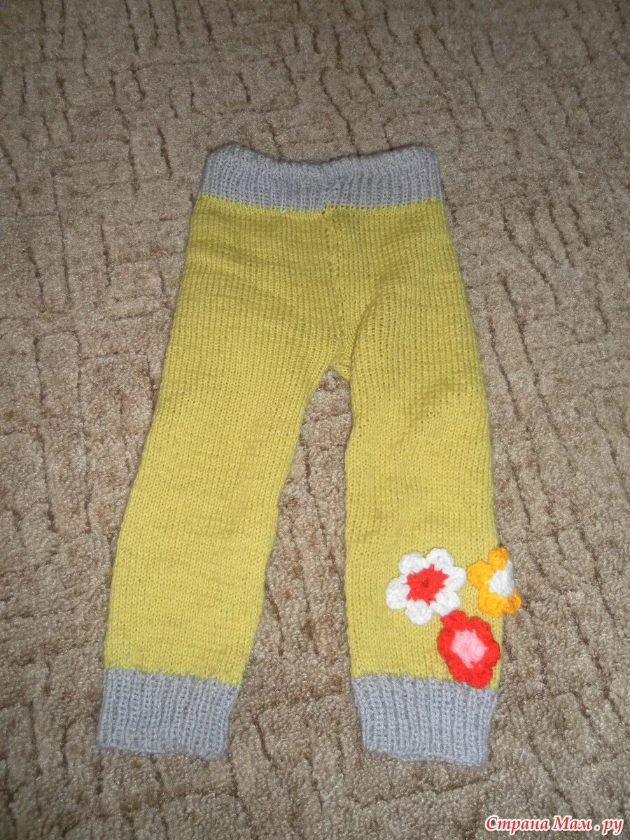 Штаны спицами для девочки. Вязаные штанишки для девочки. Вязаные штаны для детей. Штаны вязаные для девочки. Детские вязаные брюки.