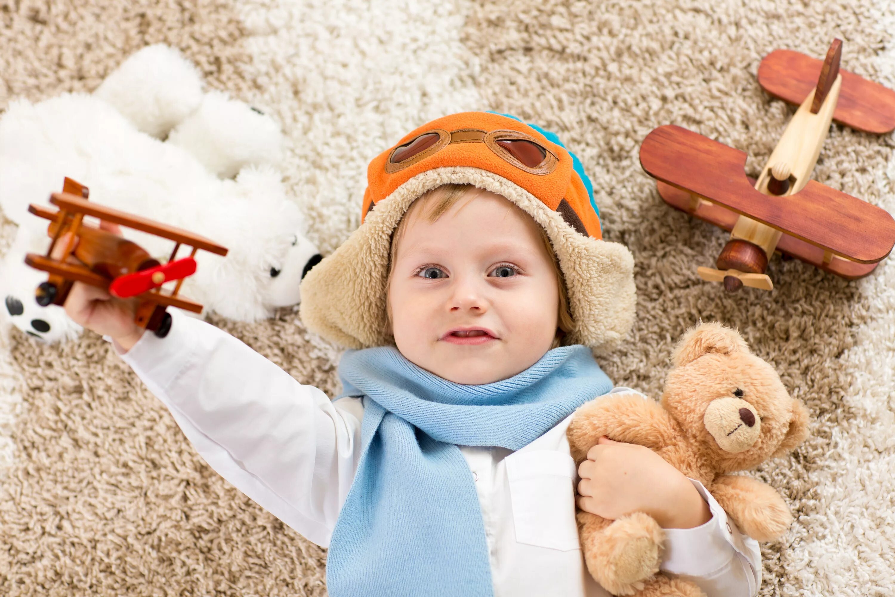 Ребенок собирает конструктор. Роботы для детей. Boy with toy. Дети играют. Boy little toys.