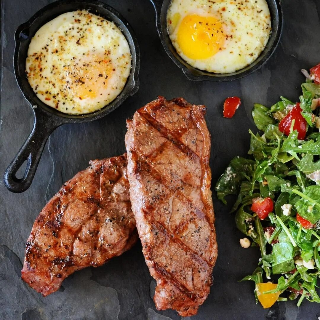 яичница глазунья с беконом. вкусный завтрак мяско. стейк с яичницей на завтрак. мясной завтрак в ресторане. завтрак с мясом.