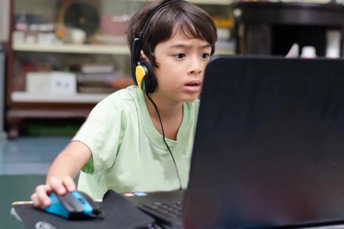 He playing computer games. Дети играющие в компьютерные игры. Ребенок играющий в компьютерную игру. Ребенокиграющив компьютер. Подросток играющий в компьютер.