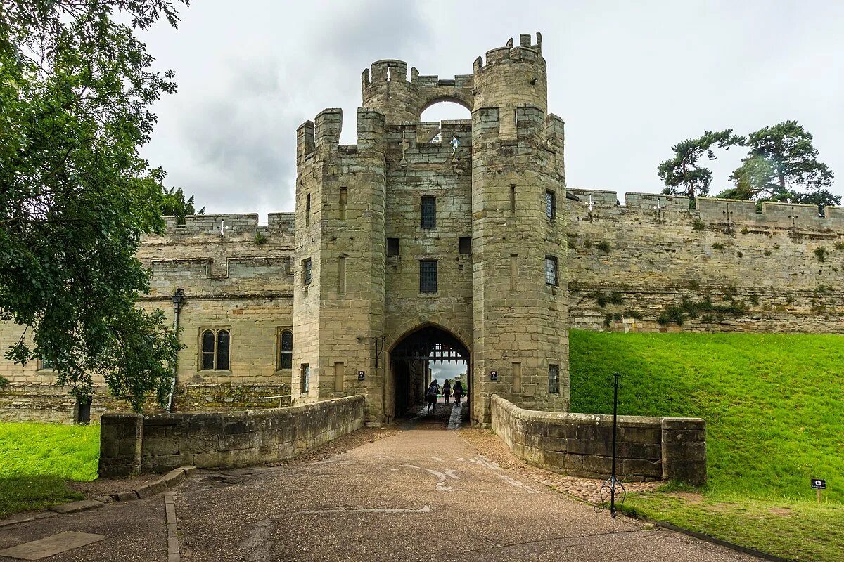 Замок слов 6. Warwick Castle. Уорикский замок башня Цезаря. Замок Уорвик в Англии. Уорикский замок Призрачная башня.