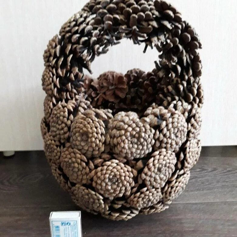 Корзина из сосновых шишек. Корзинка из природного материала. Фото корзинок из шишек. Фото корзинок из шишек. Корзина из сосновых шишек.