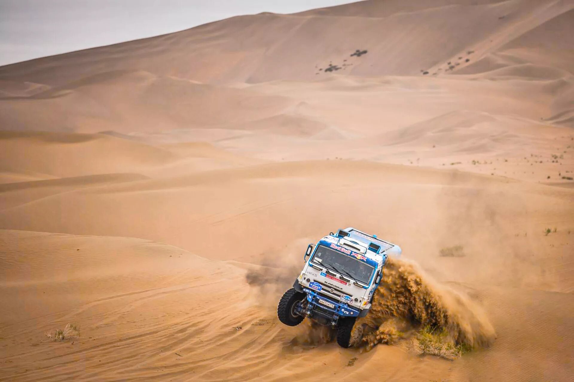 Dakar Desert Rally КАМАЗ. Ралли Дакар КАМАЗ В пустыне. Desert КАМАЗ k5 мастер. Пустынный КАМАЗ. Машины едут по пустыне