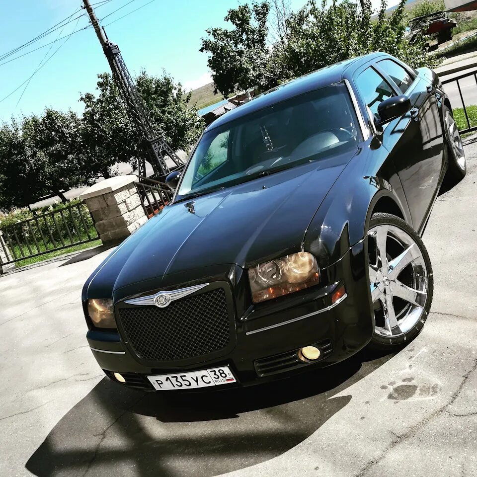 Крайслер 300с универсал. Chrysler 300c. Chrysler 300c черный. Крайслер 300с универсал черный.