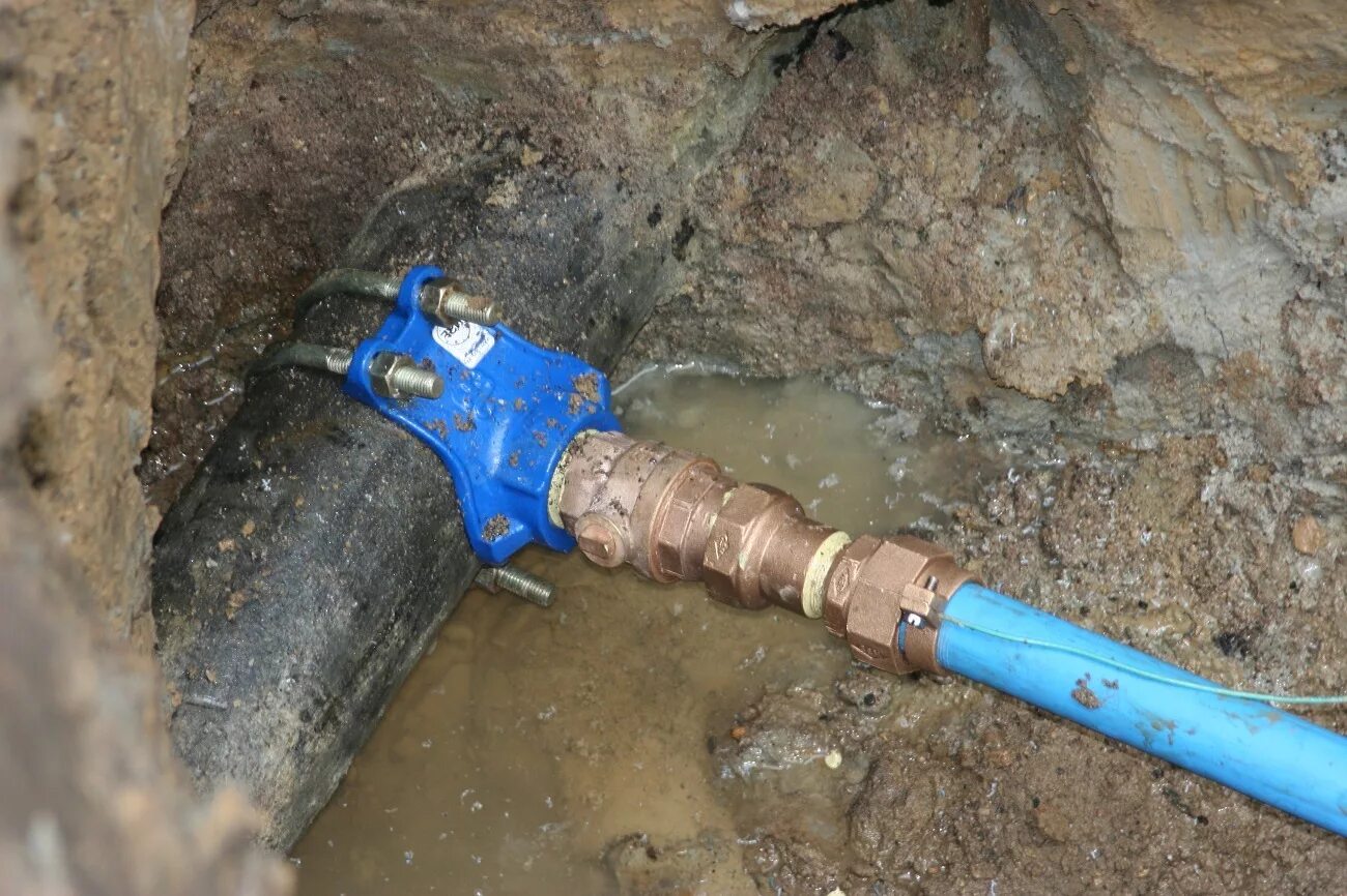 Водоснабжение и водоотведение. Обратный клапан на водомерном узле. Врезка 160 водопроводная. Врезка трубы пэ 100 в металл. Водопровод в частном доме.