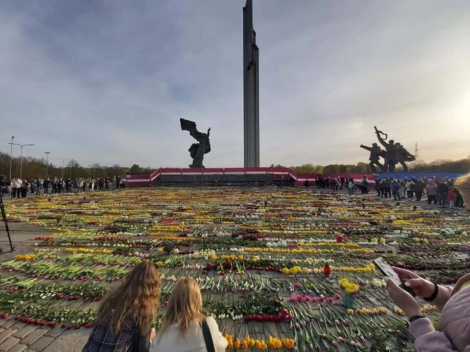 В риге запретили нести цветы. Памятник освободителям Риги. Рига 9 мая 2022 цветы у памятника. Рига памятник воинам освободителям 9 мая. Цветы на памятник.