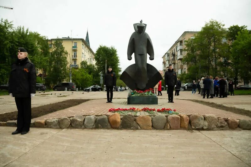 Юнг архангельск. Памятник юнгам в Архангельске. Памятник юнгам Северного флота памятник в Архангельске. Памятник юнгам в Архангельске улица. Памятник юнгам в Архангельске презентация.