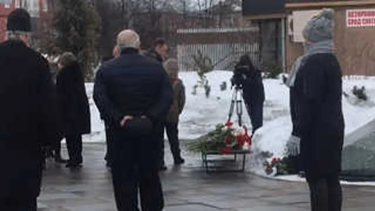 Зимняя вишня кемерово дата трагедии. Зимняя вишня кемерово. пожар в кемерово в тц зимняя вишня. годовщина трагедии в зимней вишне в кемерово. пожар в кемерово в тц зимняя вишня памятник.