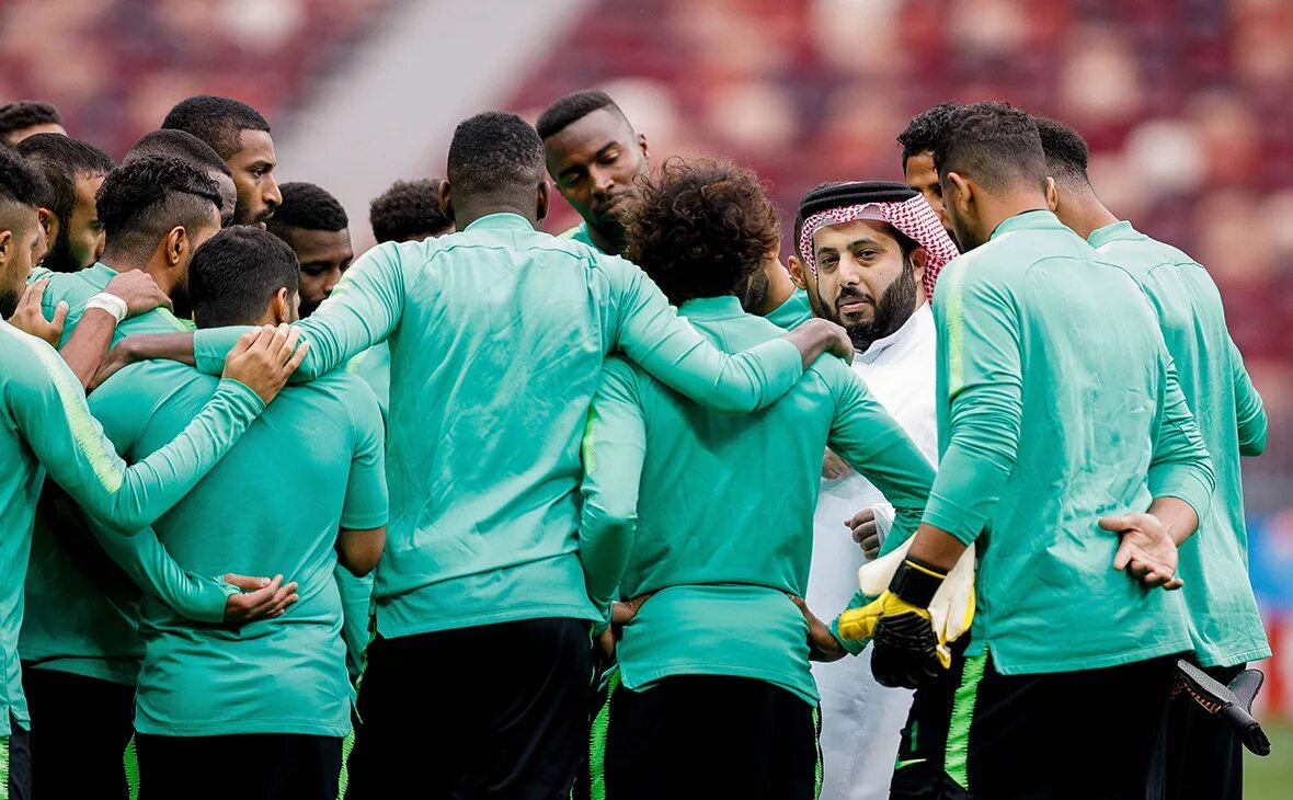 Russia today in arabic sport. Футболисты Саудовской Аравии. Сборная Саудовской Аравии по футболу. Тренер Саудовской Аравии по футболу. Форма Саудовской Аравии по футболу.