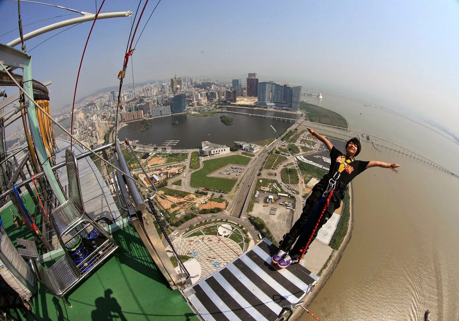 Макао башня джампинг. Башня Макао банджи джампинг. Bungy Макао. Прыжок с Макао Тауэр.