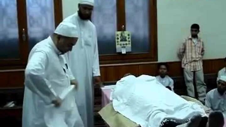 Мусульманское тело. Тело в саване мусульмане. Омывание мусульманина усопшего.