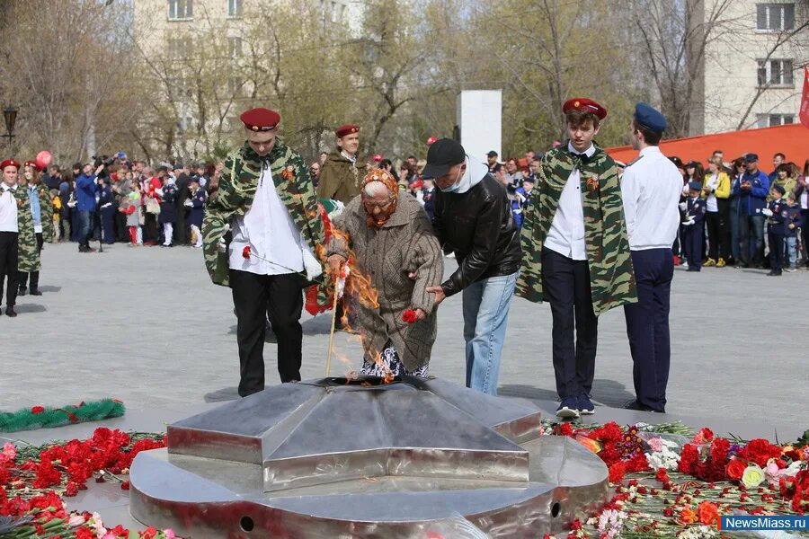 Миасс в память вк. 9 Мая Миасс. Отмечаем день Победы. В память Миасс. 9 Мая день Победы Миасс митинг.