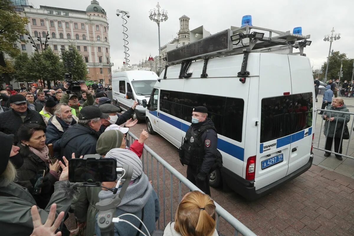 Полицейские обвиняют. Пушкинская площадь протесты. Москва Пушкинская площадь митинг сегодня. Митинг 25. 21.09.2022 Митинг в Москве на Пушкинской площади.