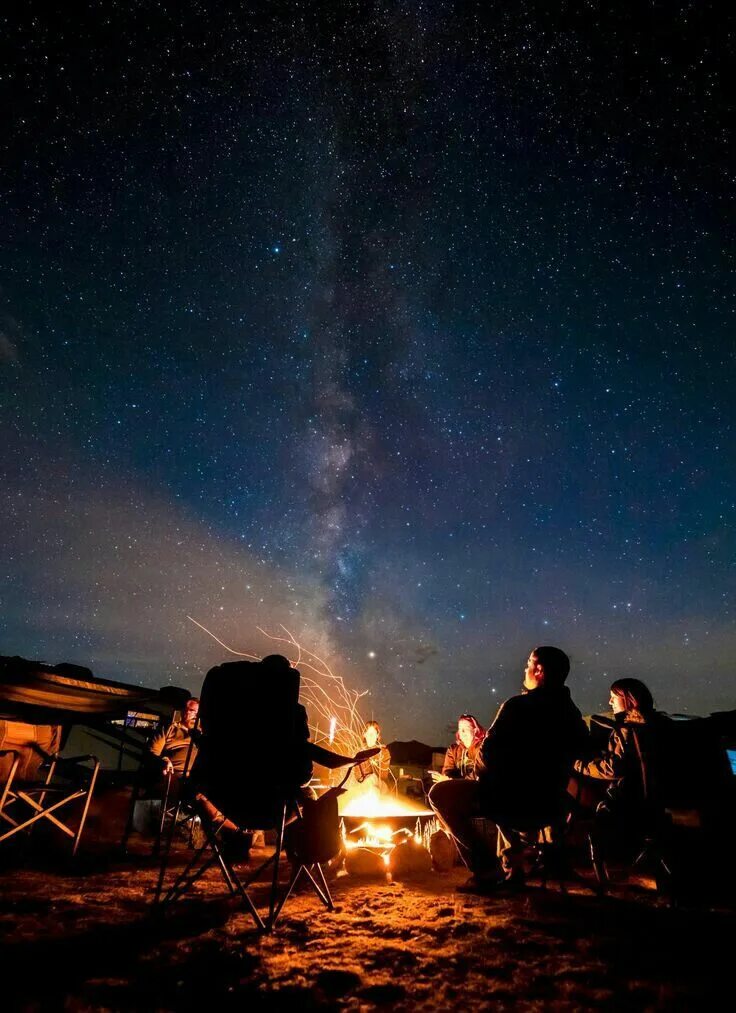 Night camp. Посиделки у костра. Палатка под звездным небом. Костер и звездное небо. Ночные посиделки у костра.