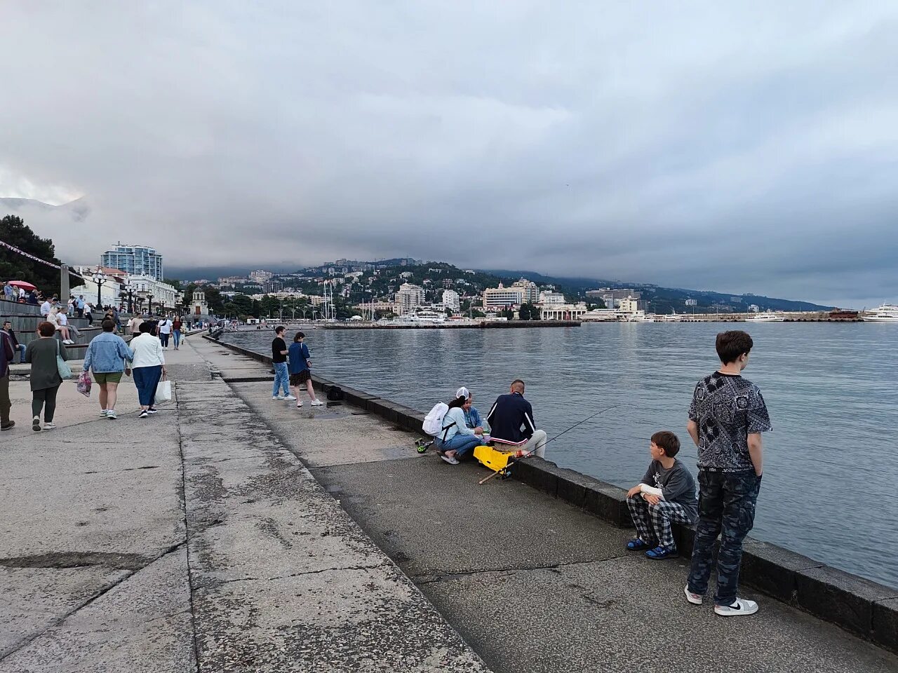 Крым сейчас. Набережная ялты в1966годуореанда. Работа крыму сегодня. Работа крыму сегодня. Ялта горы набережная.