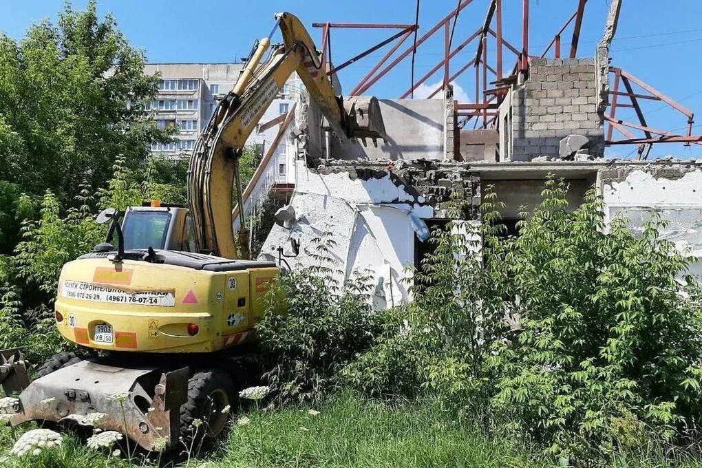 Сносят здание. Сносят. Недострой в Серпухове.