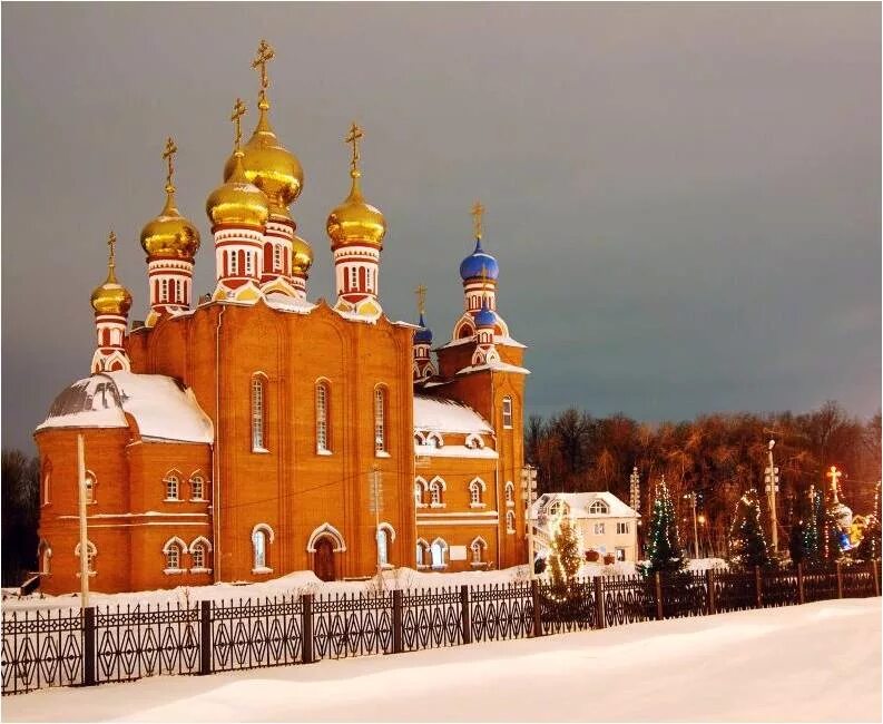 Храм новомучеников чебоксары зима. Церковь новомучеников чебоксары. Церковь на тракторостроителей чебоксары. Церковь новомучеников чебоксары. Храм новомучеников и исповедников российских.