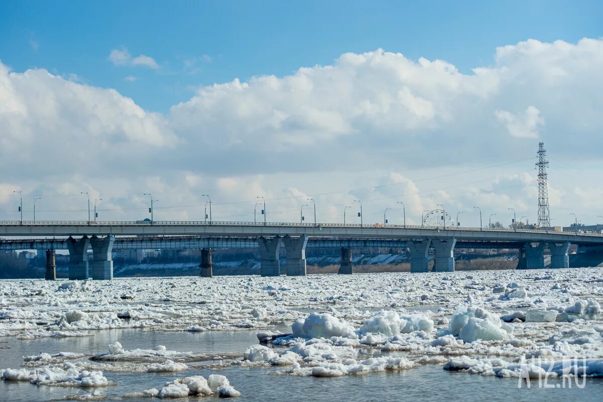 Томск река томь сегодня. Кемерово Томь Кузбасс. Река Томь Кемерово. Ледоход Томь Кемерово. Река Томь в Кемерово мосты.