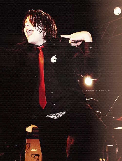 Джерард уэй толстый. Фрэнк айеро. Джерард уэй и фрэнк. Фрэнк айеро. Ahty fqthj.