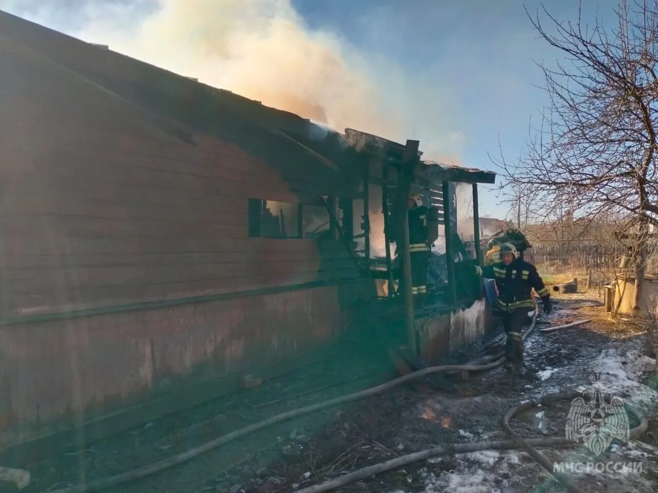 Пожар 11. Пожар на донецкий пивзаводдонецк. Пожар в апаринках. Крупный пожар. Пожар на складе отрадное.