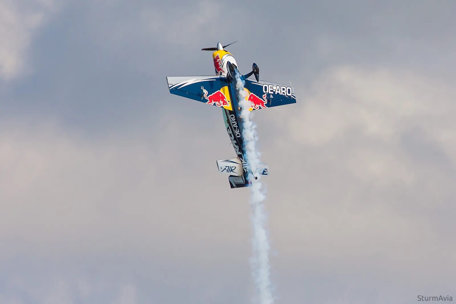 Red bull air. Трюковой самолет ред булл. самолет пс 21 red bull. red bull самолеты соревнование. red bull air race казань.