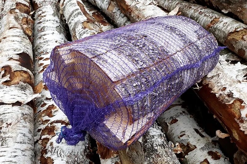 дрова березовые в сетке. дрова березовые в сетке. дрова в сетке. дрова березовые в сетках. сухие березовые дрова в сетках.