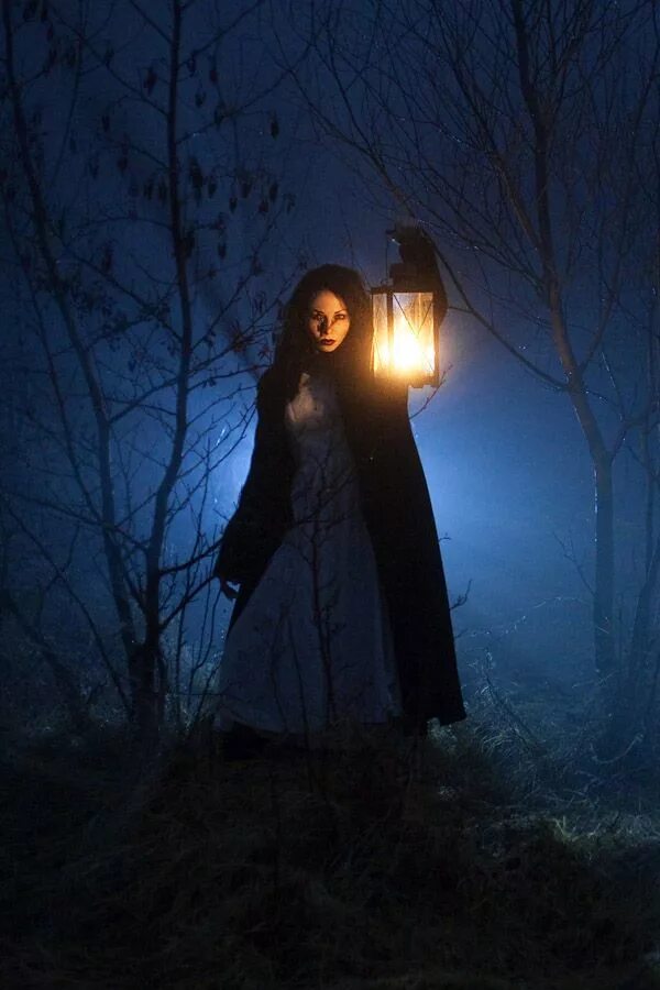 Lighting up the dark. Девушка с фонариком в лесу. Девушка с фонарем в лесу. Девушка ночью в лесу. Фотосессия с фонариком в лесу.