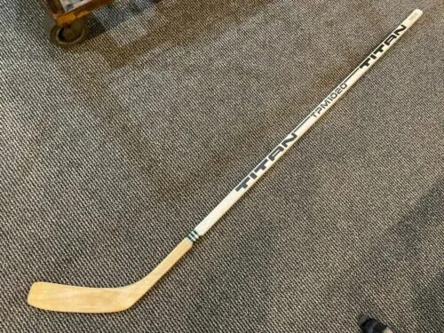 Клюшка jofa titan. Easton stealth s3 клюшка. Хоккейная клюшка и шайба. Клюшка falcon v2. Клюшка reebok.