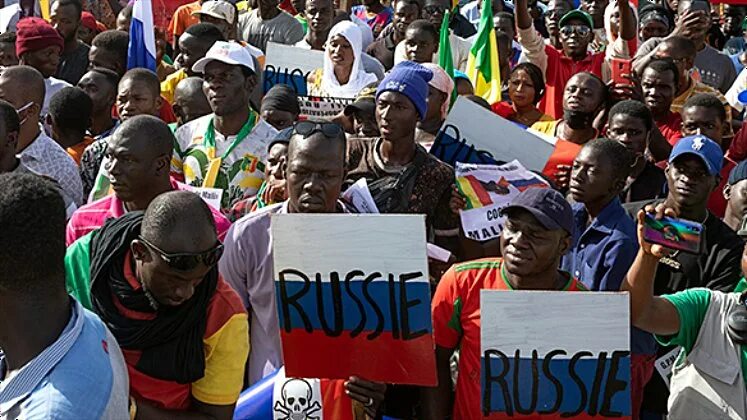 Мали митинг. Мали митинг поддержку Россия. Пророссийские демонстрации в мали. Митинги в Африке за Россию. Людей в мире растет а