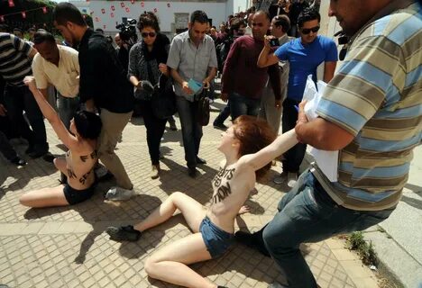Tunisi: Femen a seno nudo per Amina 