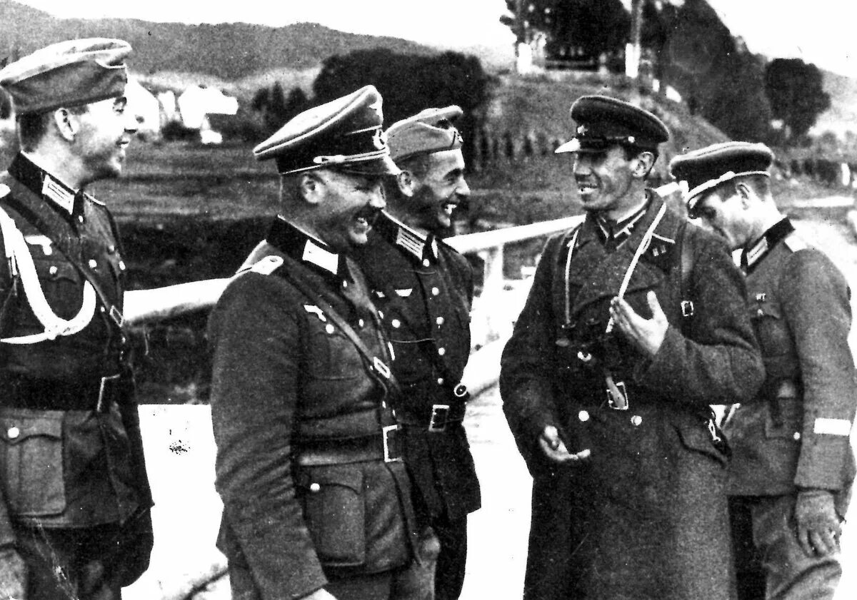 Немецкие союзники. Советские и немецкие офицеры Польша 1939. Советские и немецкие солдаты в Польше 1939. Гудериан и Кривошеин. Совместный парад вермахта и РККА Польша 1939.
