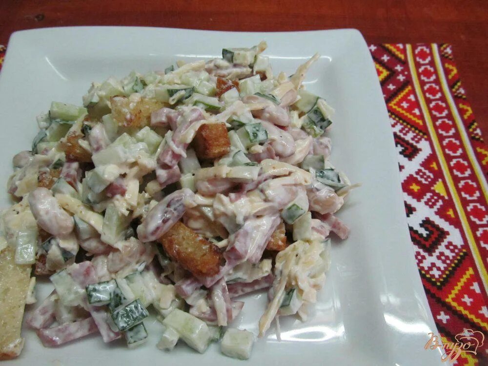 Салат с кириешками и фасолью и колбасой и помидорами. Салат с копчёной колбасой и солеными огурцами. Обжорка с колбасой и сухариками. Салат с кириешками и колбасой и помидорами и огурцами. Салат с пекинки колбасы и сухариков.
