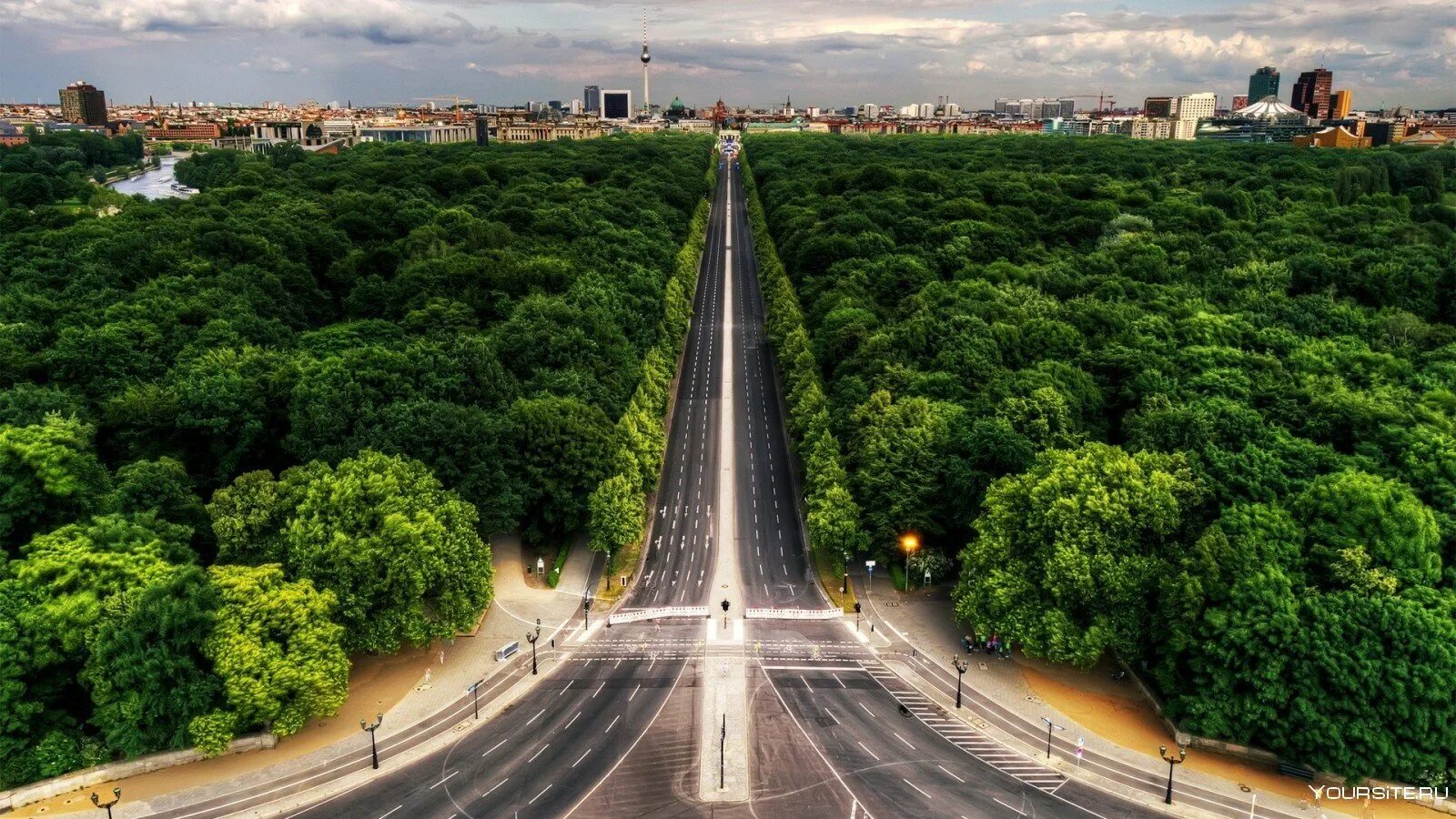 Самый длинный город город дорога. Большой Тиргартен Берлин. Берлин Германия парк Тиргартен. Парк Тиргартен в Берлине вид сверху. Тиргартен в Берлине фото.