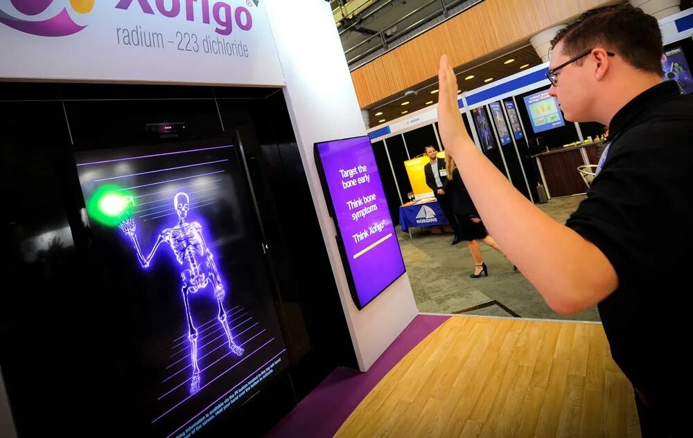 Виртуальная реальность техника в музее современных технологий. Интерактивная система смарт боард. Интерактивное тв с кинотеатрами. Ростелеком тв. Vr доска.