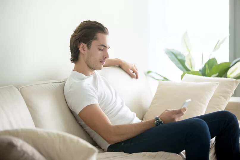 Расслабленный и уверенный мужчина. Мужчина медитирует. Мужское здоровье. Человек расслабляется. Здоровый мужчина.