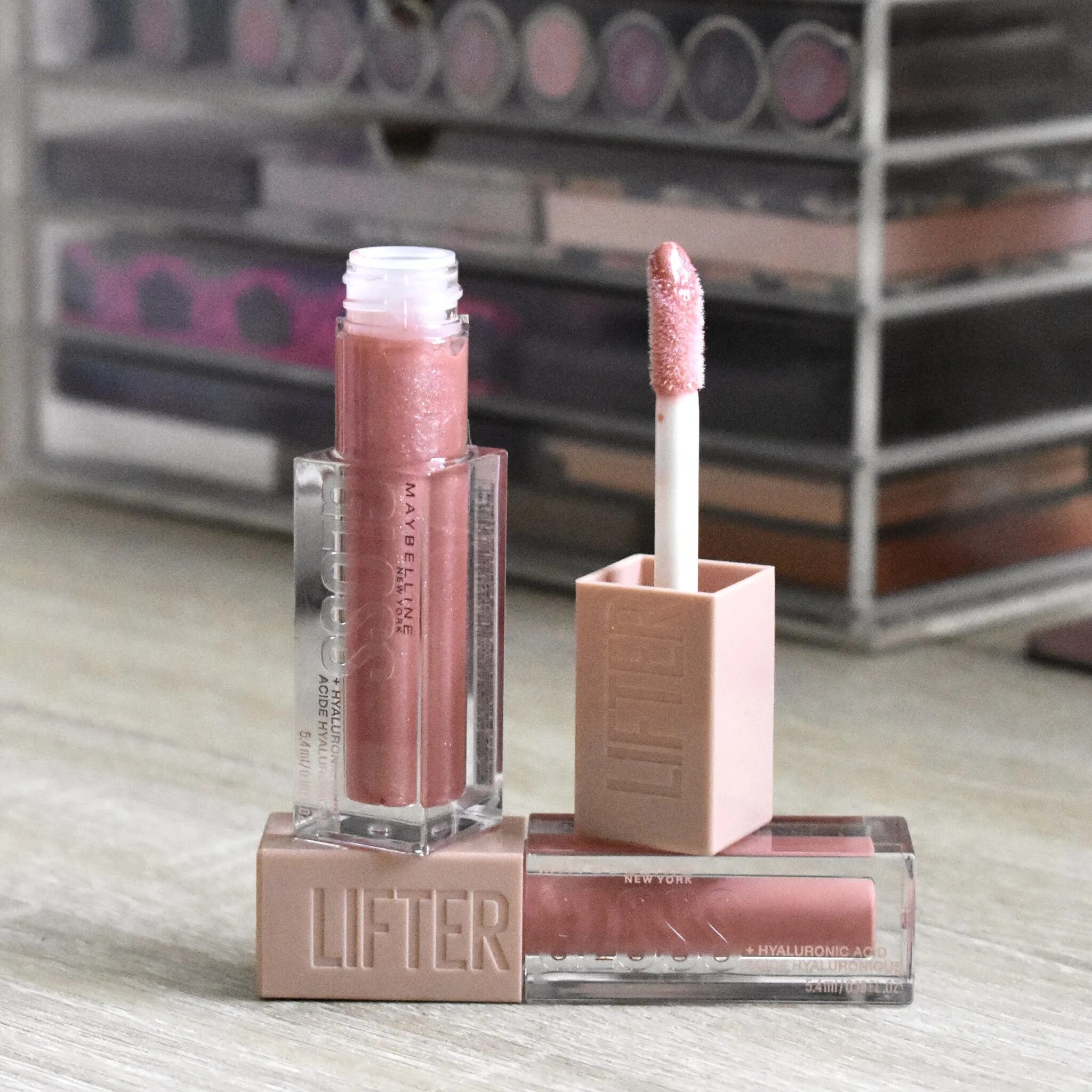 Блеск для губ lifter. Maybelline Lifter Gloss. Блеск мейбелин лифтер Глосс. Maybelline New York Lifter Gloss 004. Maybelline New York Lifter Gloss 010.