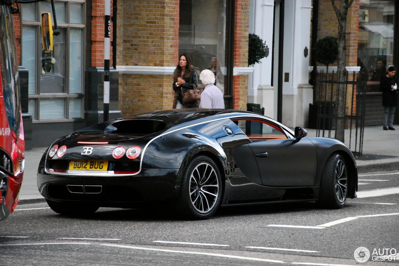 Кому принадлежит бугатти. Bugatti Veyron 16.4 super Sport. Bugatti Veyron 2013 super. Bugatti Veyron 16.4 super Sport London. Bugatti Veyron super Sport Sang Noir.