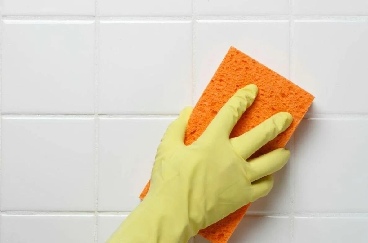 Мытье кафельной плитки. Протирает кафель. Мытье кафеля в ванной. Вытираем губкой.